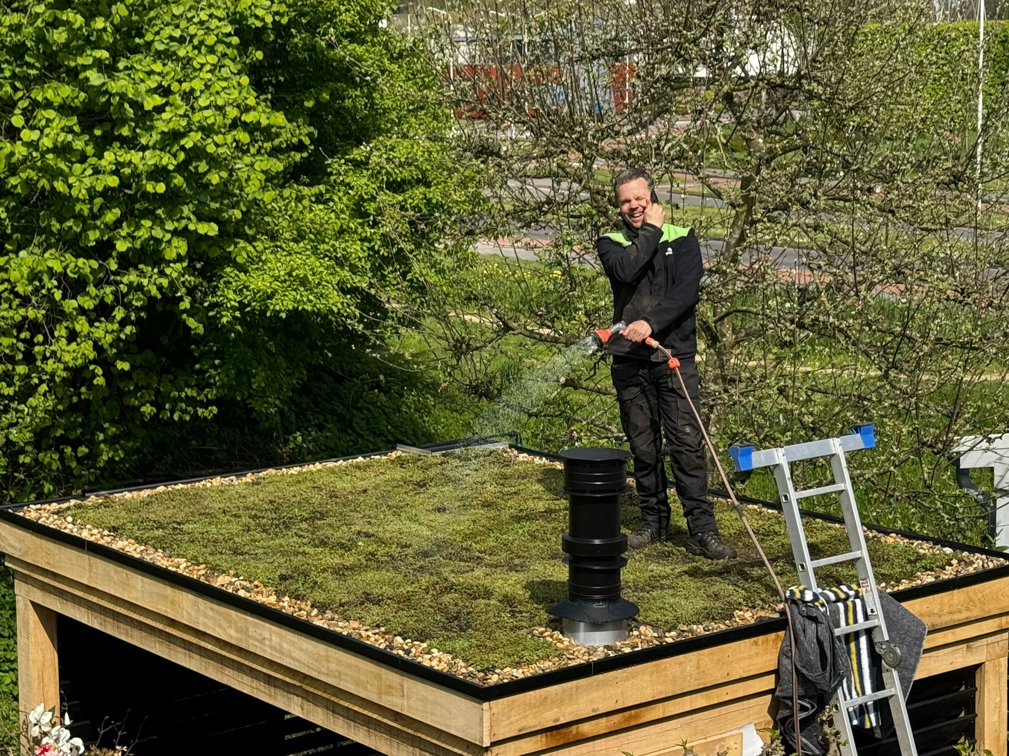 Marc Rotmans op een net aangelegd groendak.