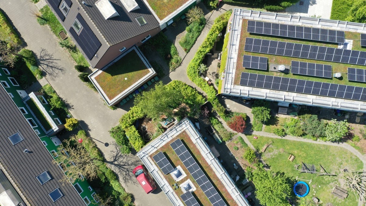 Dachsanierung mit Solar und Begrünung - Nieuwegein, Niederlande