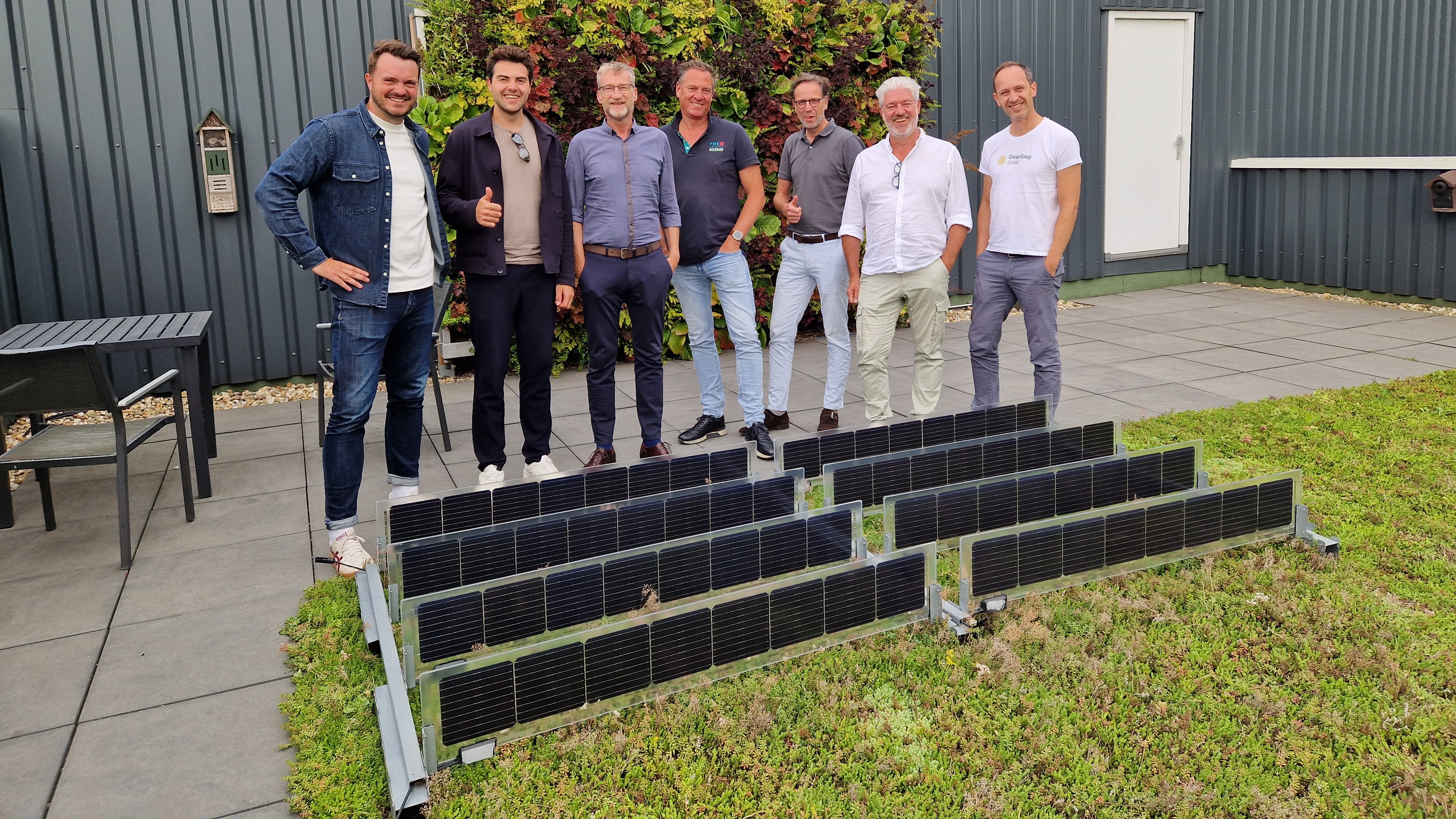 Het Over Easy Solar & Sempergreen team bij de VPV-unit